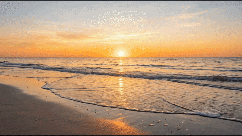 Sonnenuntergang am Strand mit sanften Wellen