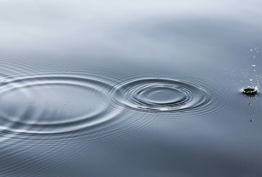 Wellen im Wasser - wie Schwingungen der Klangschalen im Körper